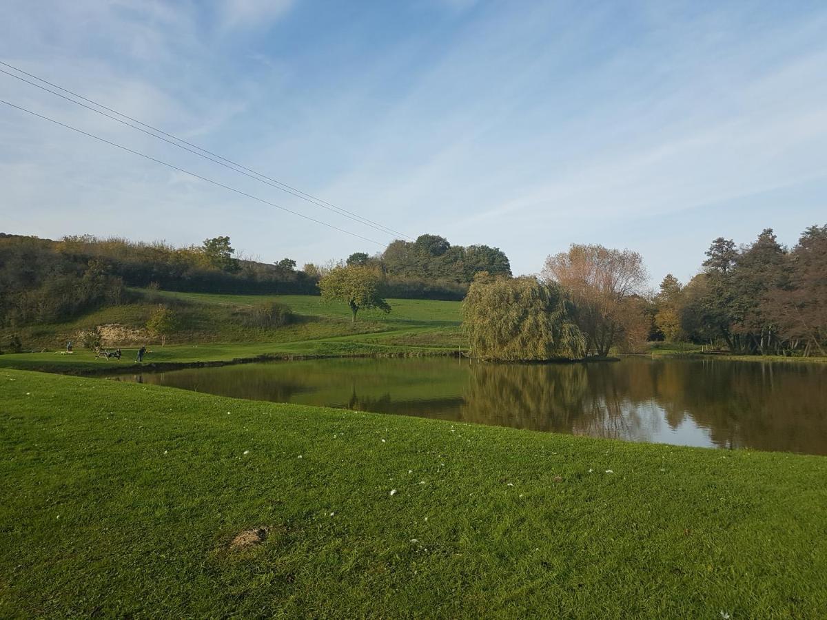 לינה וארוחת בוקר Châtillon-sur-Marne Roulotte Panoramique Du Moulin מראה חיצוני תמונה